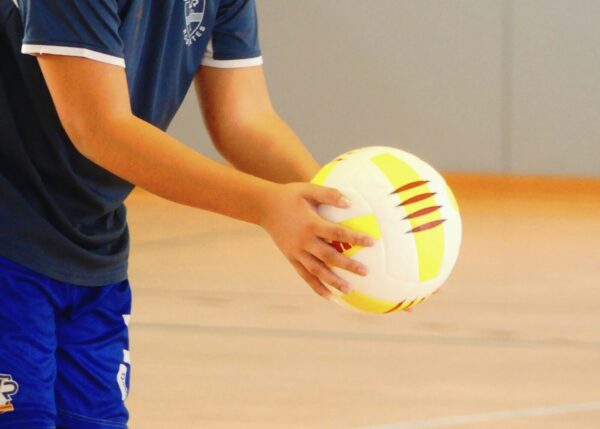 Waarom heeft één speler een ander kleur shirt aan met volleybal?