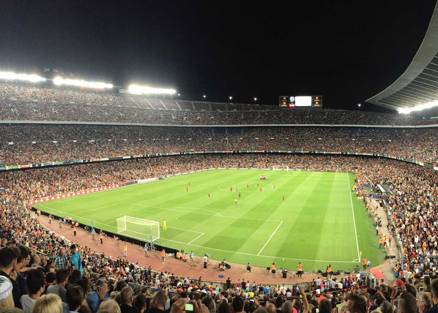 foto van het stadion van fc barcelona waar de derby tegen espanyol gespeeld wordt
