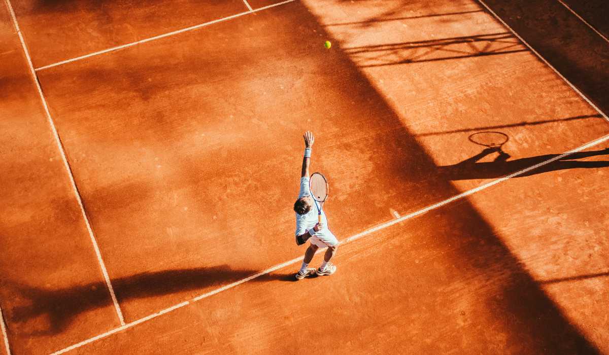 een speler die tennist op gravel (Roland Garros)